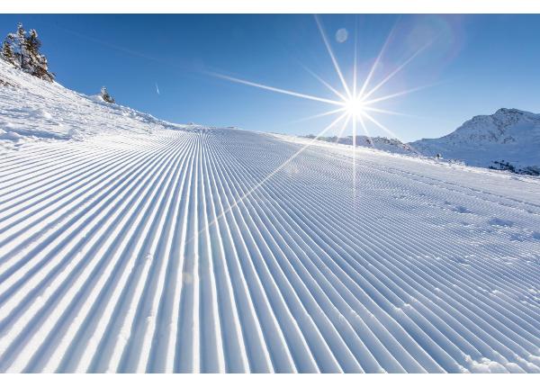 Isekleepuv fototapeet Ski Slope And Sunny Day