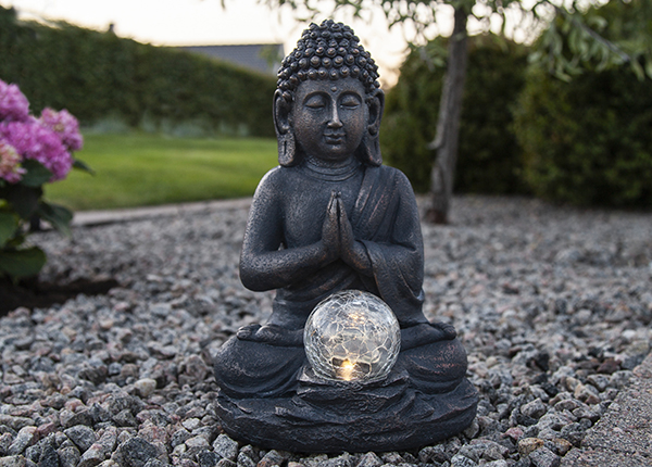 Pihakoriste aurinkokennolla Buddha