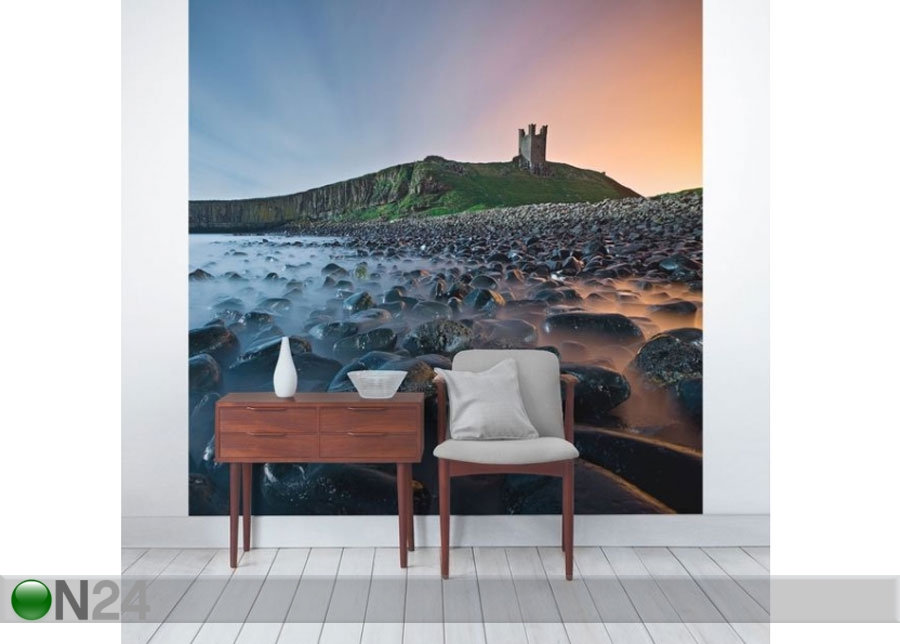 Fliis fototapeet Sunrise with mist at Dunstanburgh Castle suurendatud