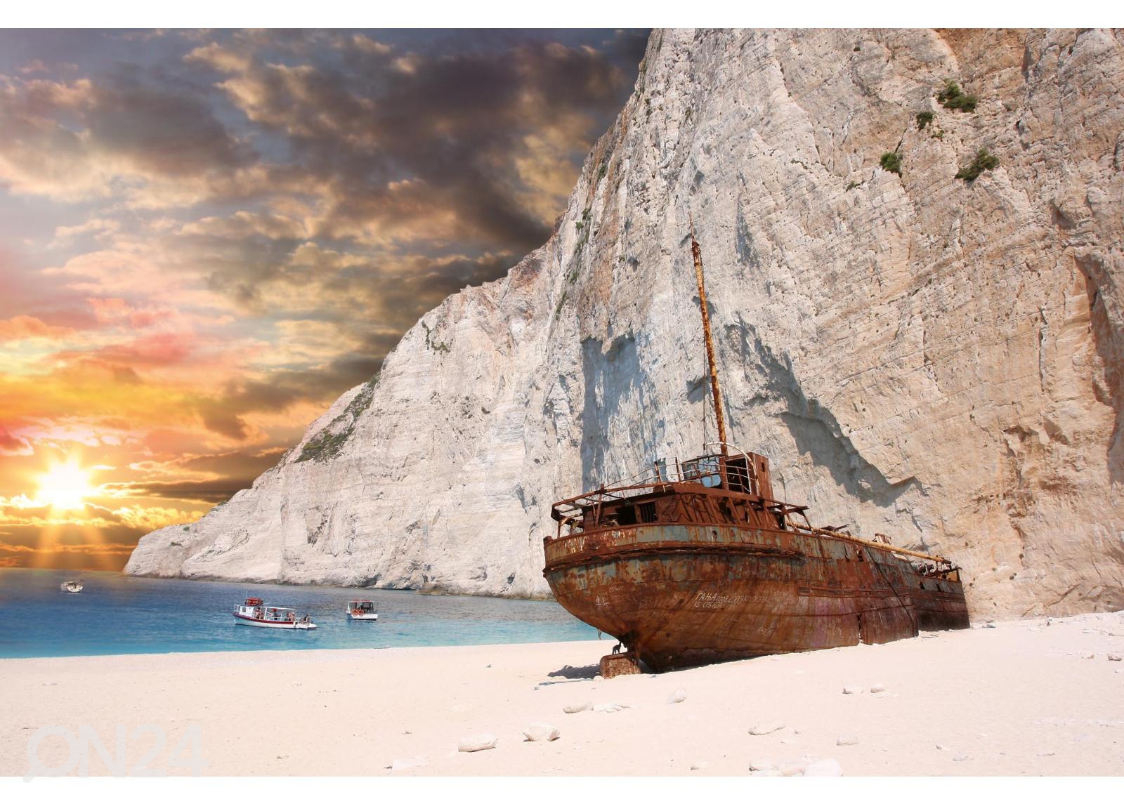 Флизелиновые фотообои Shipwrecked Boat In Zakynthos увеличить