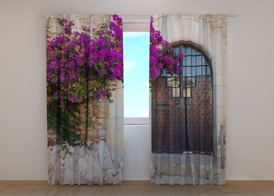 Puolipimentävä verho PURPLE BUSH AND OLD DOOR