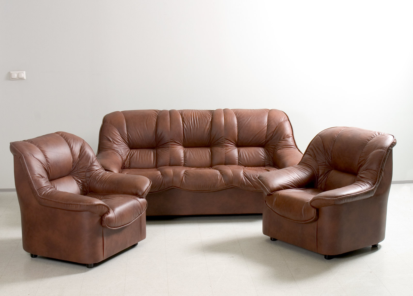 угловой кожаный диван с креслом