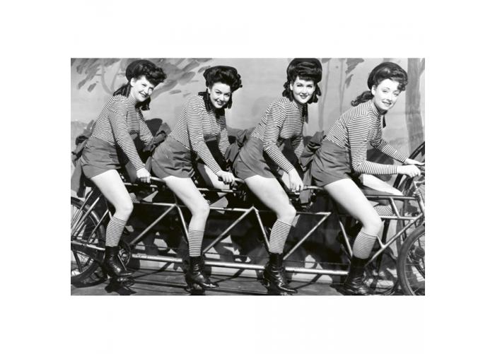 Fleece kuvatapetti Women on bicycle 375 x 250 cm